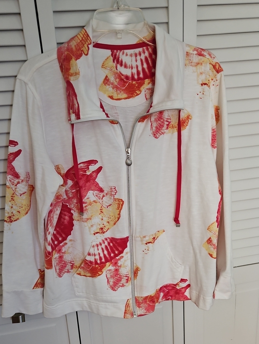 Three Hearts White Zip Front Hoodie with Red & Orange Seashell Print Sz L